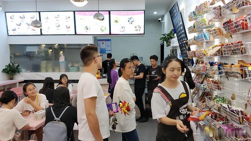 这两年疯狂扩张的零食店，遍地都是，无孔不入！

真的需要那么多零食店吗，真有人买