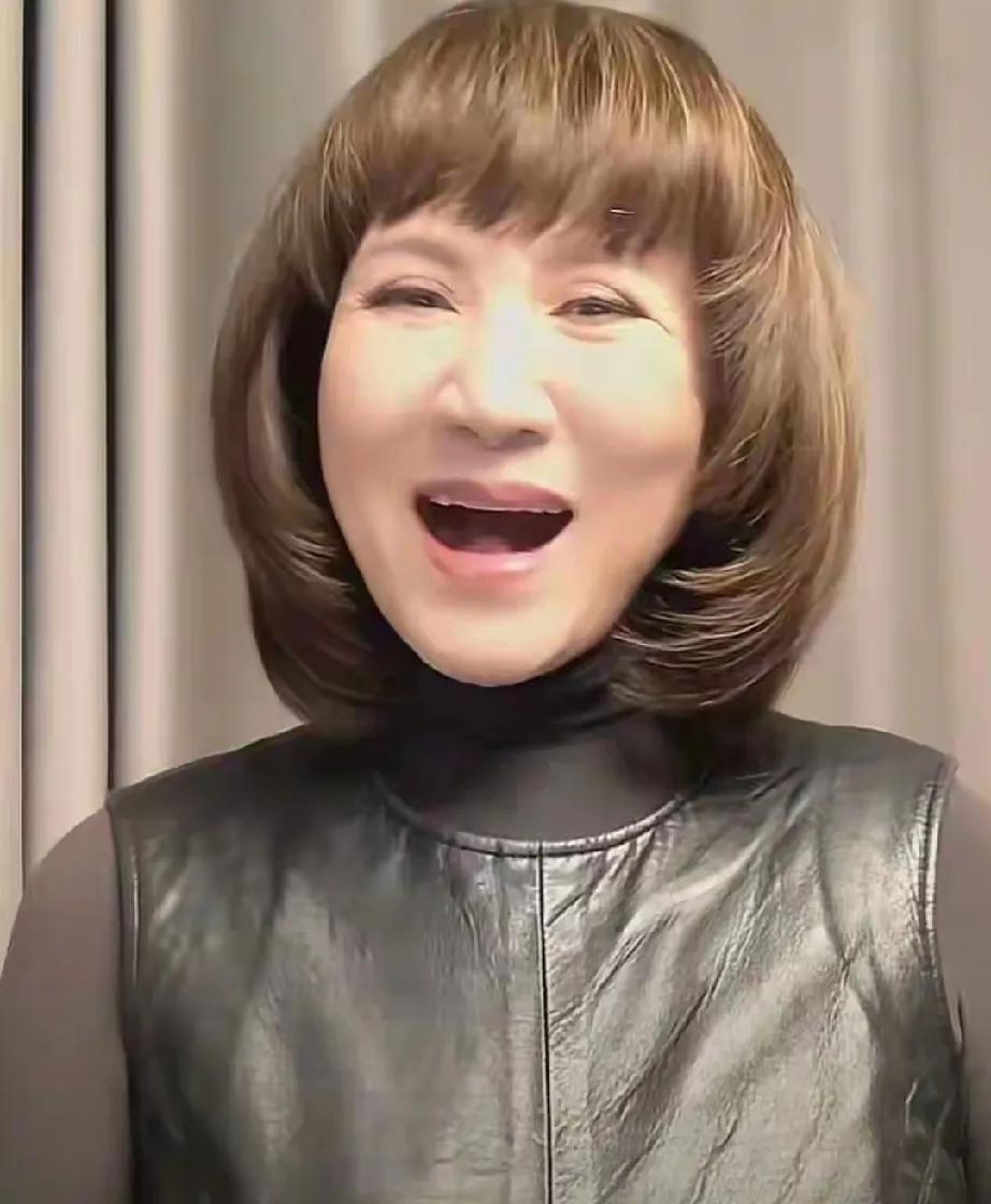 曾几何时，郑绪岚凭借《牧羊曲》等爆火，是80年代顶流女歌手，首届春晚独唱三首歌，