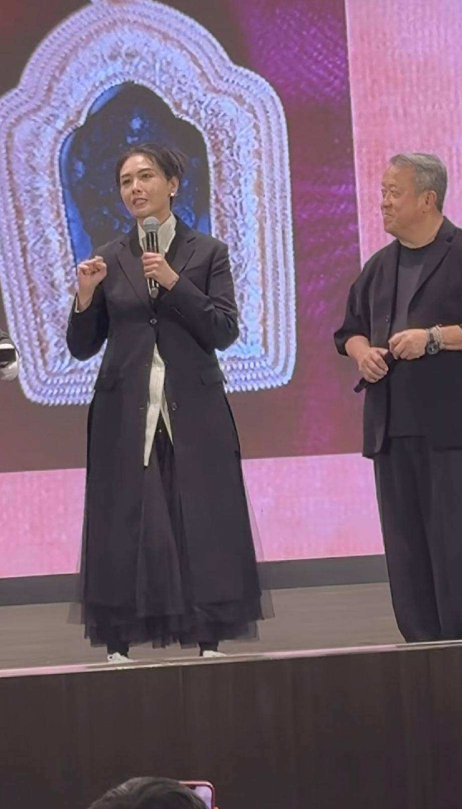 邱淑贞参加寺同道合慈善素宴，一下子老了不少，与汪曼玲合影怼脸拍有白头发，嘴角下垂