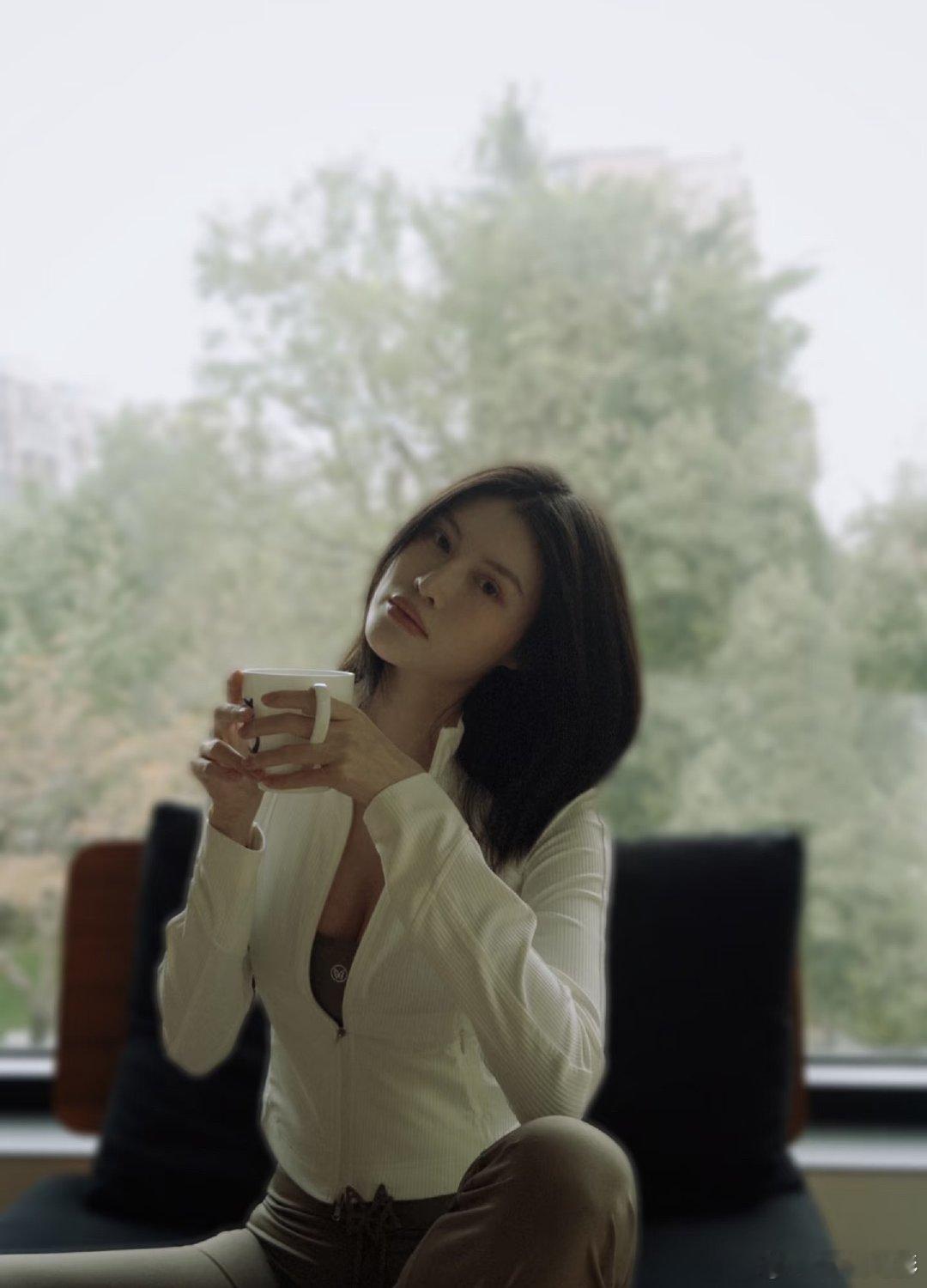 何穗生子后状态！何穗社交平台更新近照，网友:“这身材不愧是超模，生完孩子的身材堪