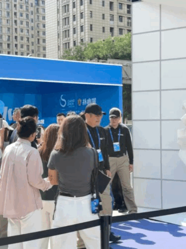 网友中网偶遇易烊千玺易烊千玺中网路透 易烊千玺亮相中网，运动风造型超帅，走路气场