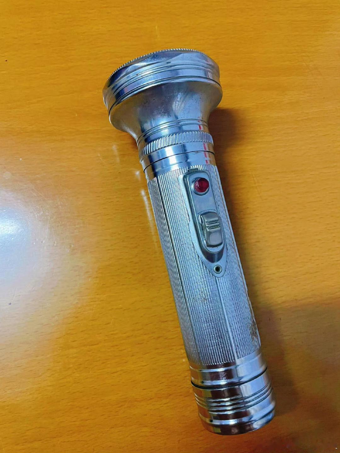 一代人有一代人的宝贝“一看见这些宝贝回忆DNA动了”，有时候看到一些老物件，真的