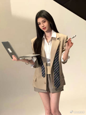 鞠婧祎一次性晒多张美照 动态静态都很绝，静态温柔，动态灵动，气质百变。每张照片都