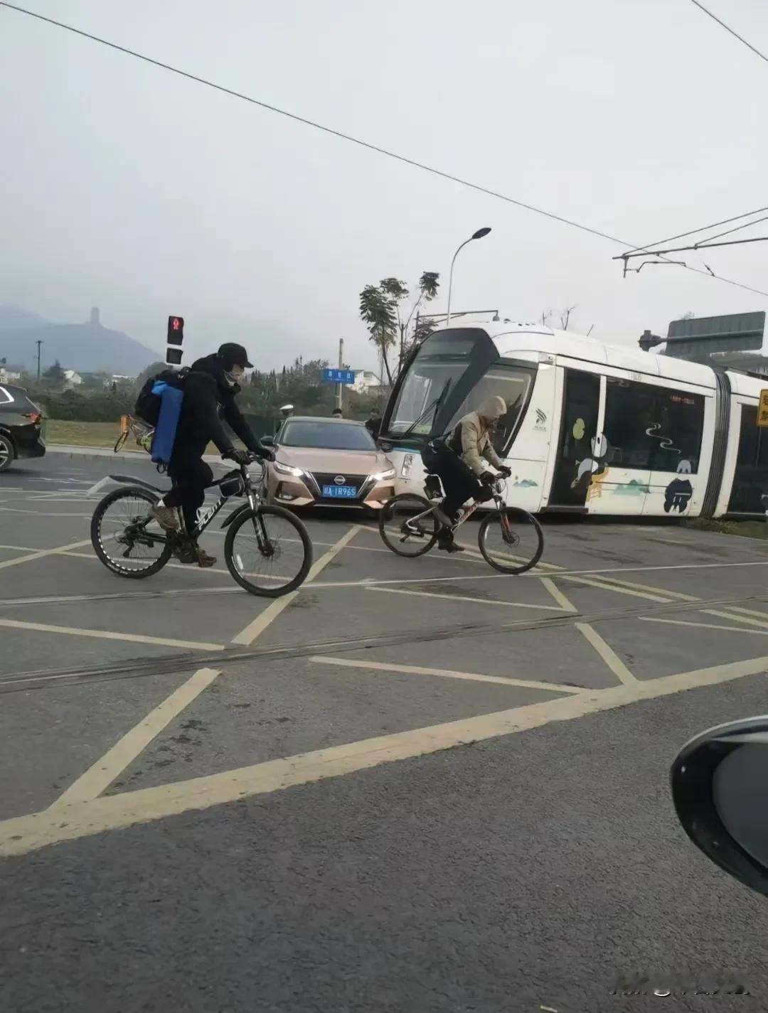 汽车🚗和有轨电车🚊相撞，汽车的保险公司要理赔不？如果不赔，那车主要赔的裤衩子