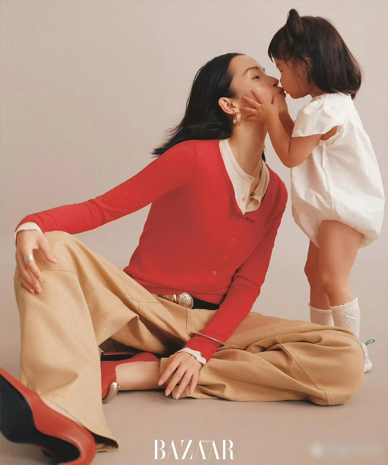 雎晓雯带着女儿拍杂志，以后小妮子随便长，这腿绝对不会短，必须爸妈都是模特啊。 ​