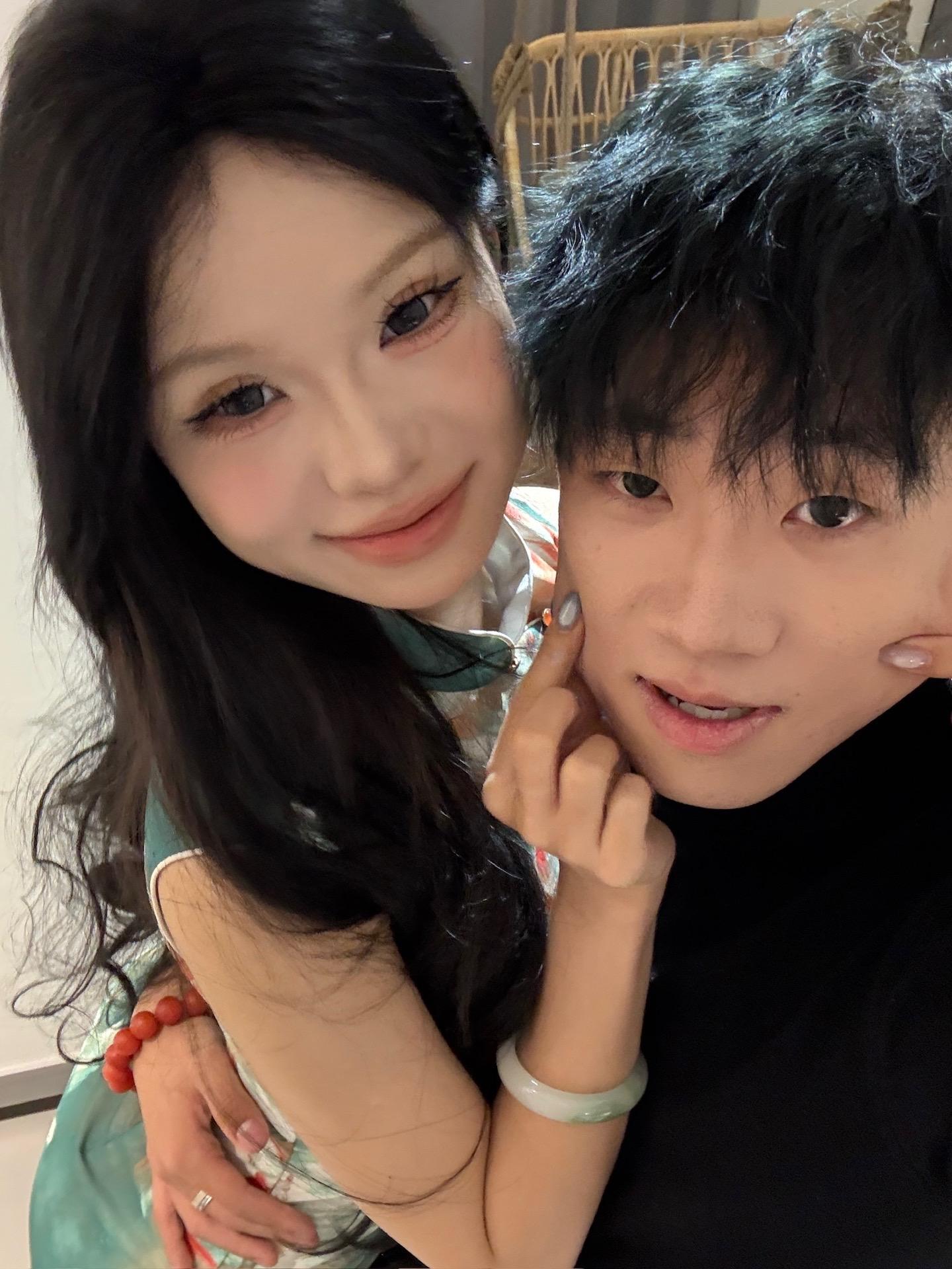我总是在紧张和尴尬的时候 摸自己的脸鼻子 弄头发 某一天我不经意发现这...