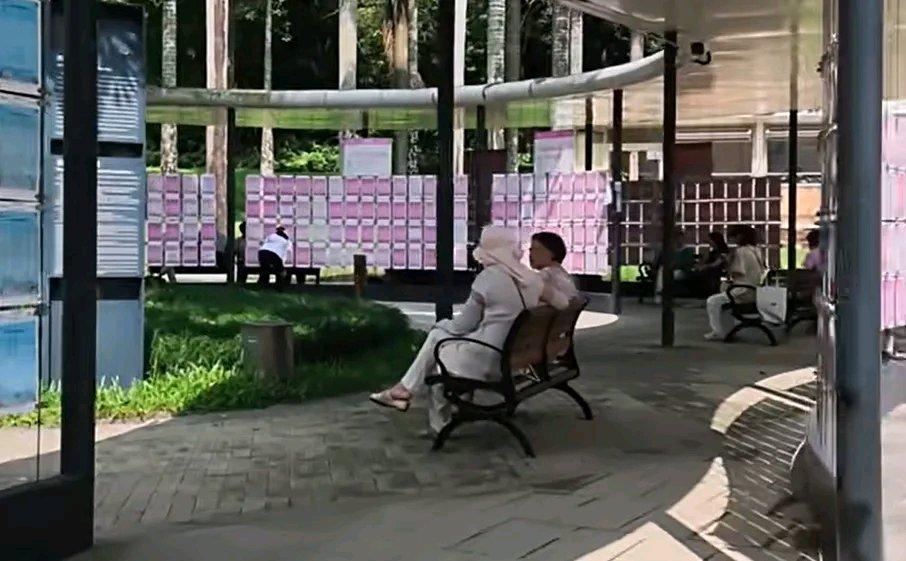 深圳莲花山相亲角，每到周末就挤满了替儿女操心的父母。“征婚墙”上贴满写着学历、身