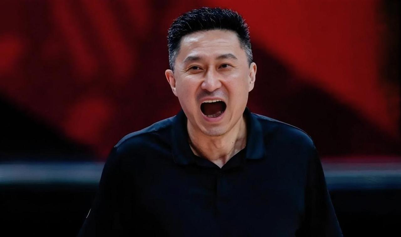 广东男篮收到建议！
随着广东男篮进入休赛期，不少自家球迷提出建议！有球迷建议续约
