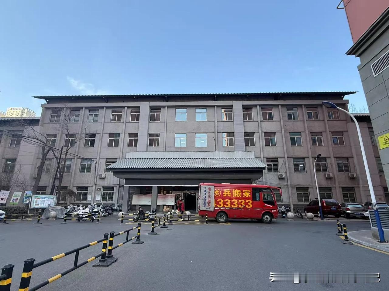 今天去看了一外的这个理工大校区，就这一个楼，学校在万柏林区政府旁边，现在里面是继