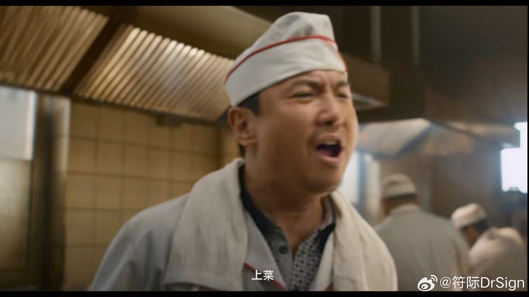 枪能让人下跪，饭能让人入座。只有吃饭的时候，人才会安安稳稳的坐下来。《欢迎来龙餐
