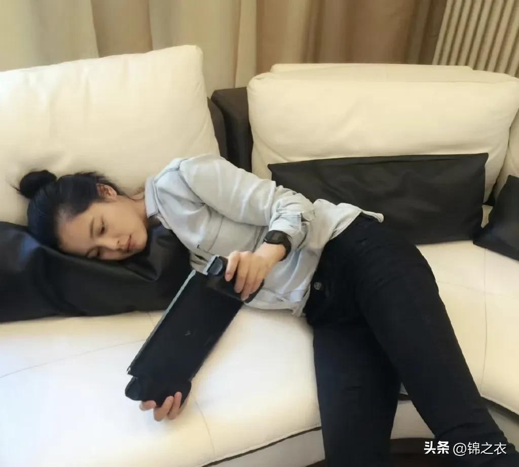 辛芷蕾30岁之前长的还是小孩儿样，29岁演高中生都毫无违和感，但是她30岁之后在