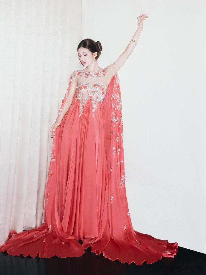 赵露思今天的vogue出图 