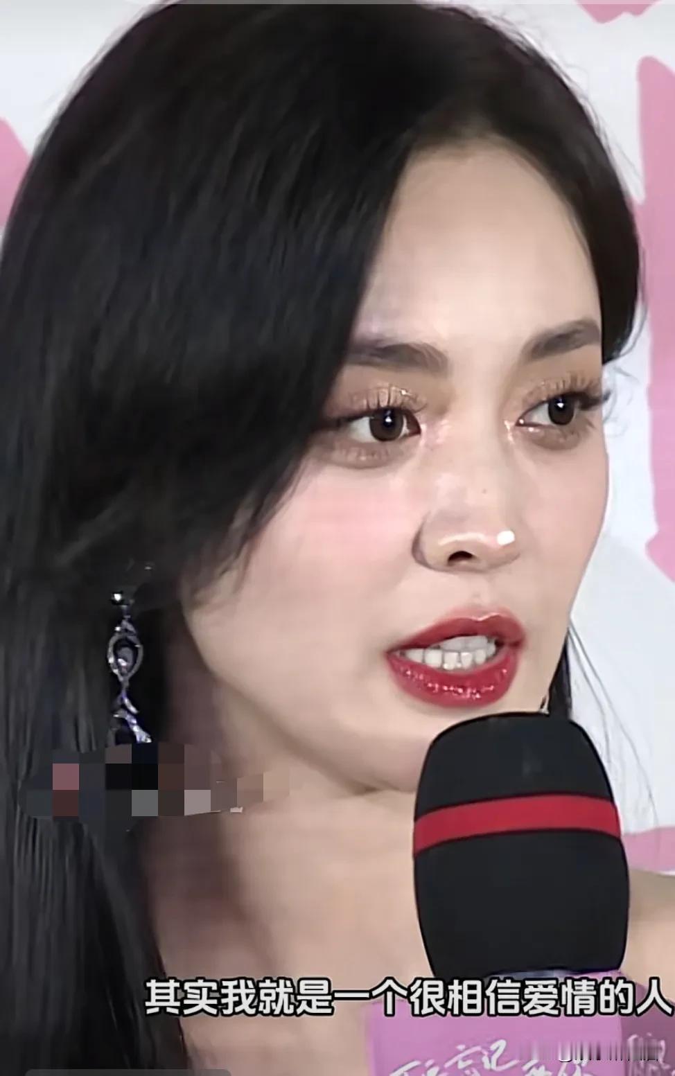 就不能好好搞事业？天天爱情里爱情外的真是纯纯恋爱脑！

娜扎在被采访时说：“其实