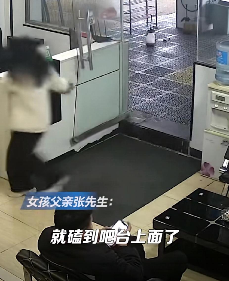 太危险了！女孩进屋推门时太大力导致门撞到吧台碎裂一地，女孩下意识用手去接，看得人