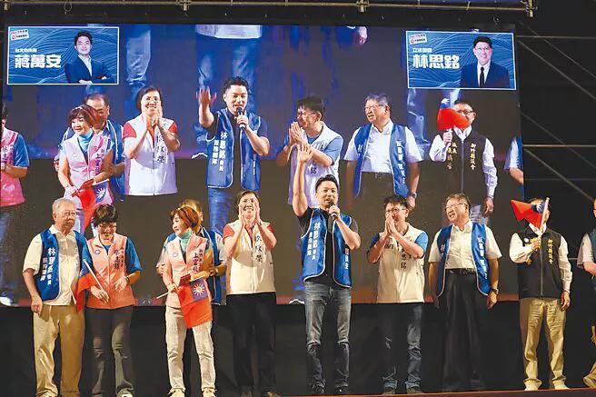 蓝白力挺新竹县二选区蓝委林思铭，16日于新竹县府前广场举办反罢免造势大会，上万名