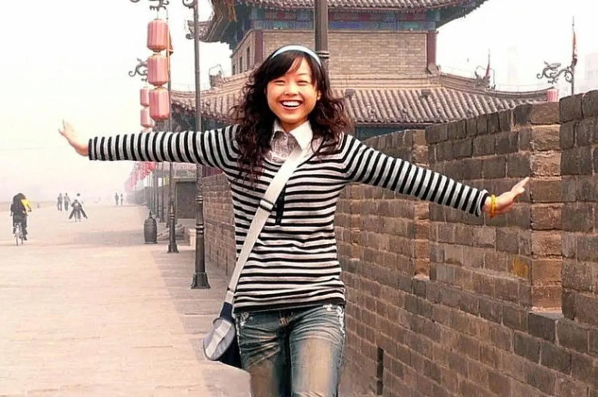 地震中，向倩老师自己身
体被砸成了三段，而她双手环抱将三
名学生紧紧搂于胸前，保护学生。壮
烈牺牲，年仅21岁。