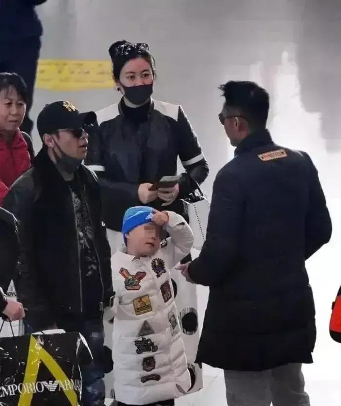 近日，宋小宝携二婚娇妻现身机场！
从照片可以看出，二婚妻子身材高挑酷似模特，比宋