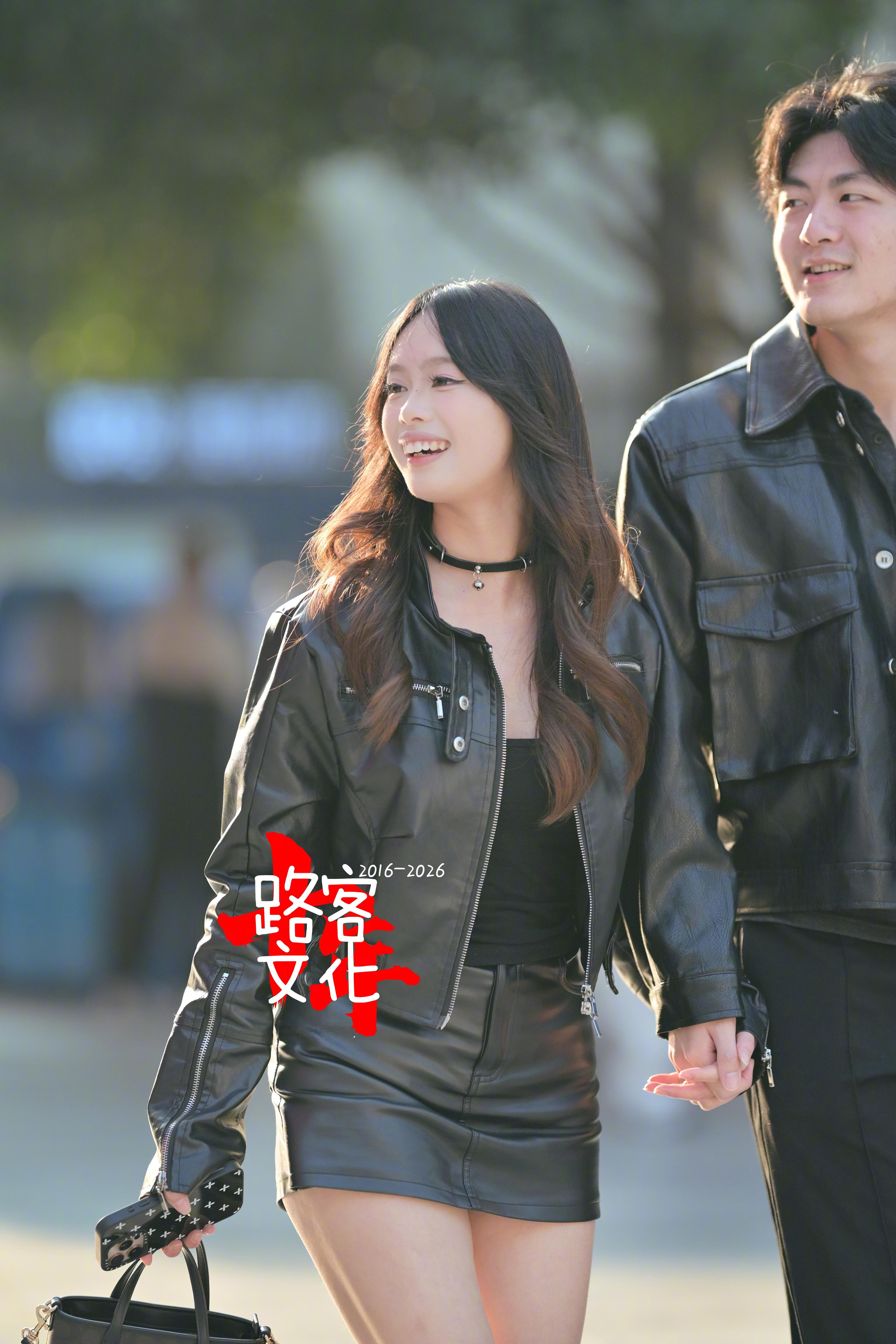 小姐姐和小哥哥都穿皮衣仿佛回到九几年的感觉 