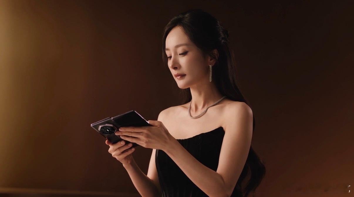 循环N遍杨幂开箱原声，治愈感直接拉满。不疾不徐的动作，安静的环境，展翼三折叠清脆