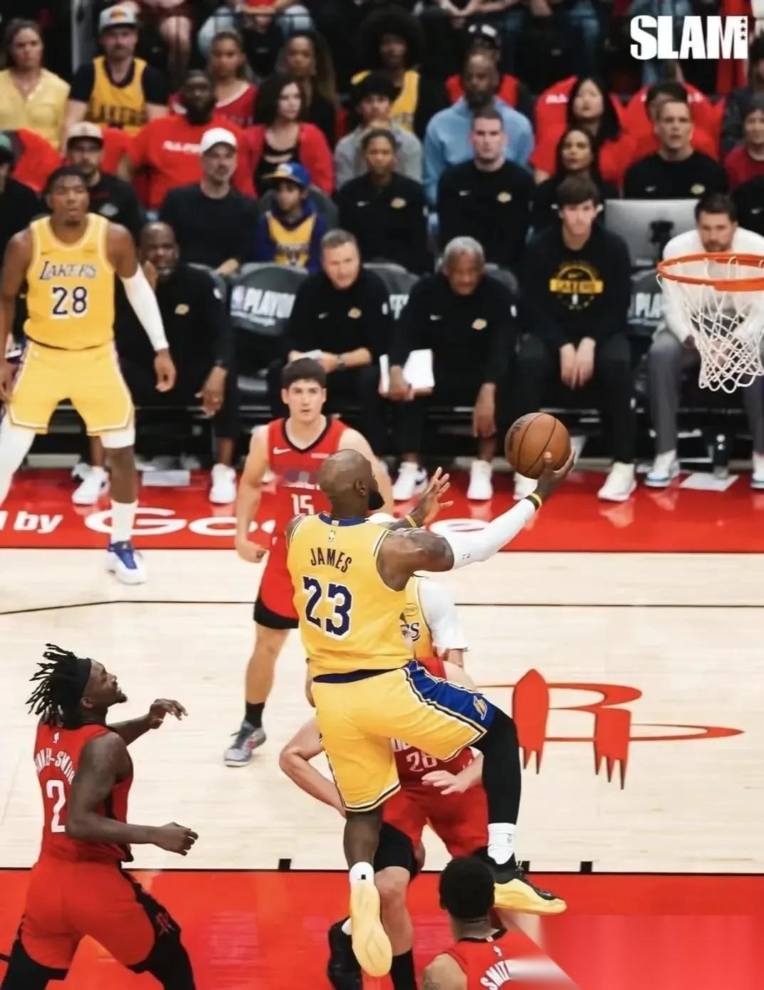 有球迷觉得，如果湖人被4-3逆转，詹姆斯可能不会再提GOAT这个词。
火箭如果真