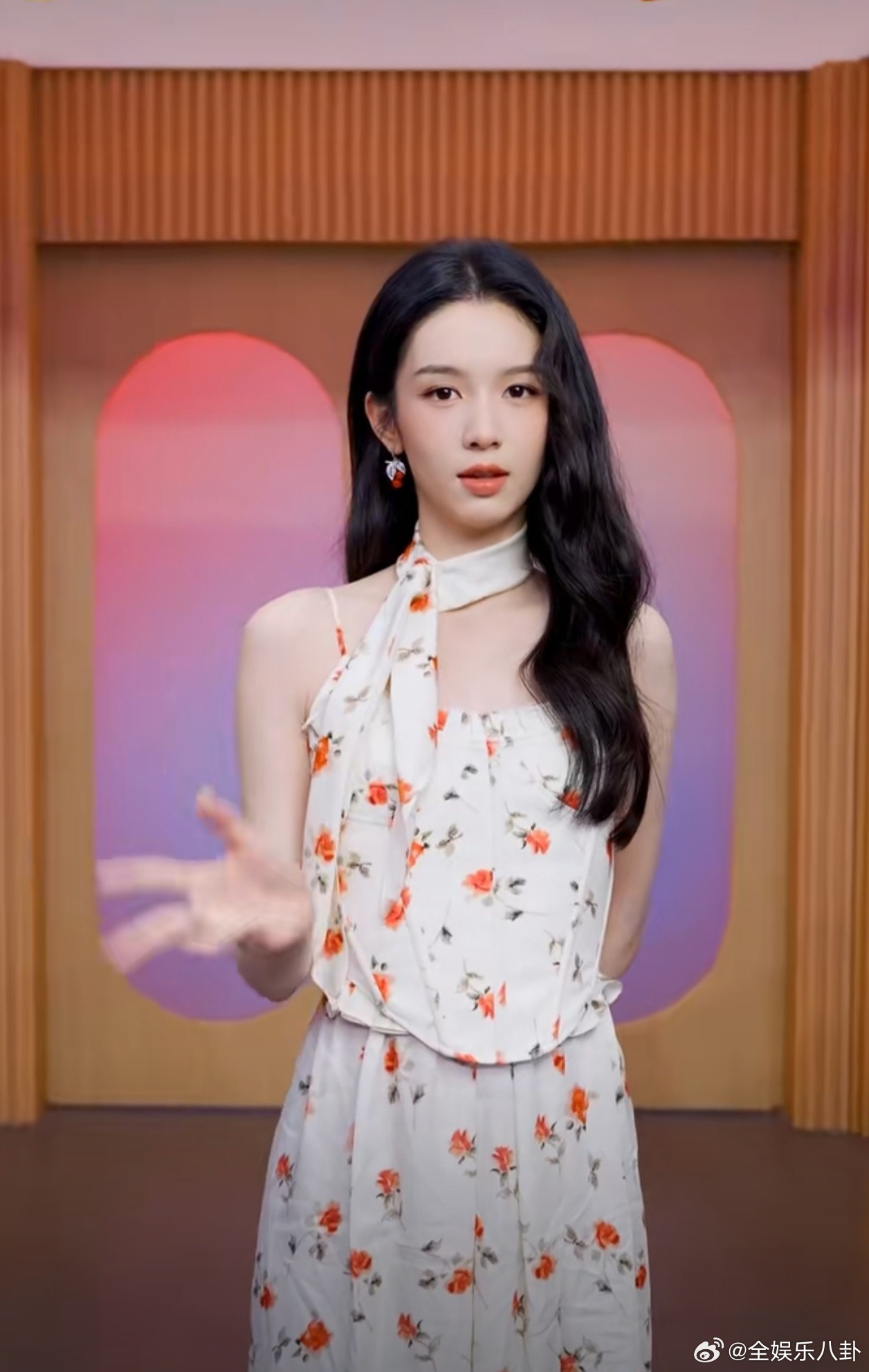 这转场也太丝滑了！上一秒还在“你好星期六”，下一秒就进入了《CHA》的世界，周也