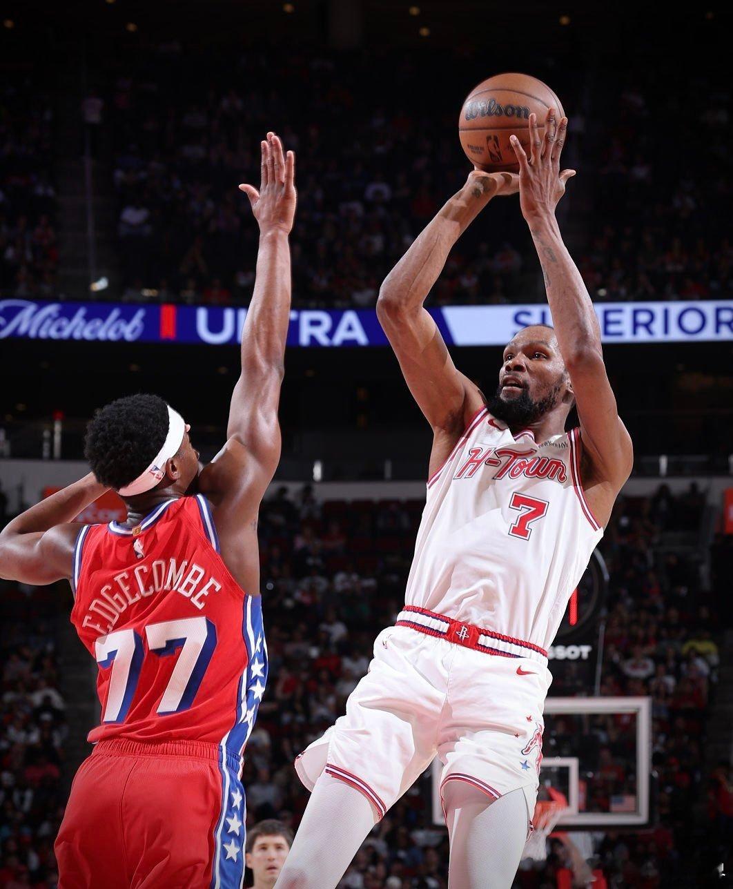 凯文·杜兰特刚刚命中了他本赛季的第 700 个投篮，投篮命中率为 63.8%，三