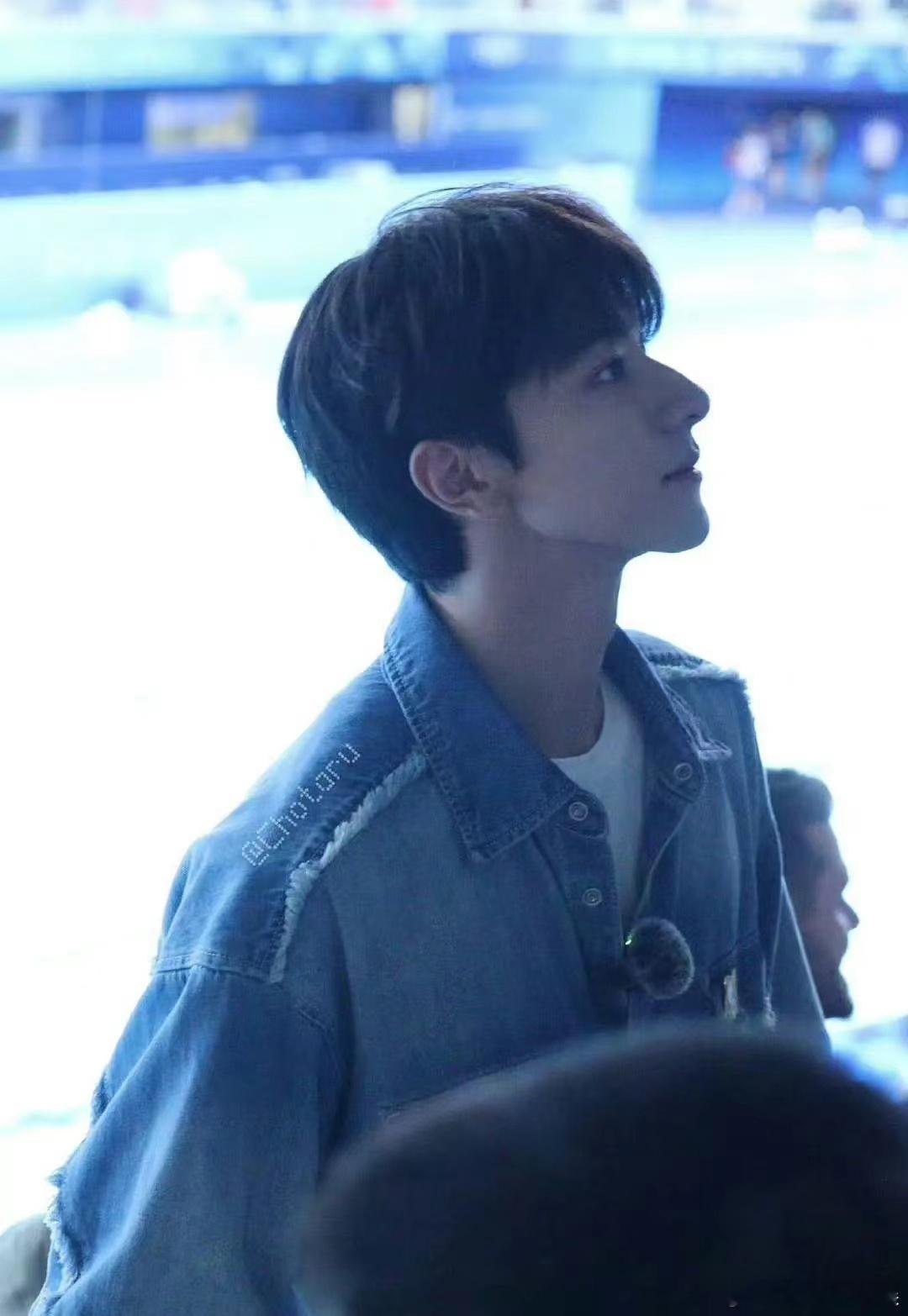 林一这么大的鼻子居然也不避讳拍侧脸照 ​​​