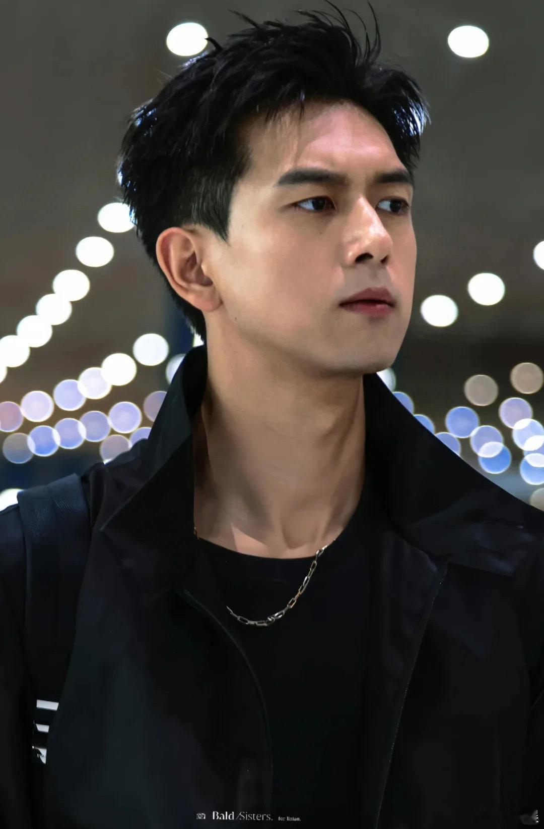 李现雾里青人设李现新剧爱上弟弟的女友都在等李现新剧《雾里青》开机，你最好告诉我是