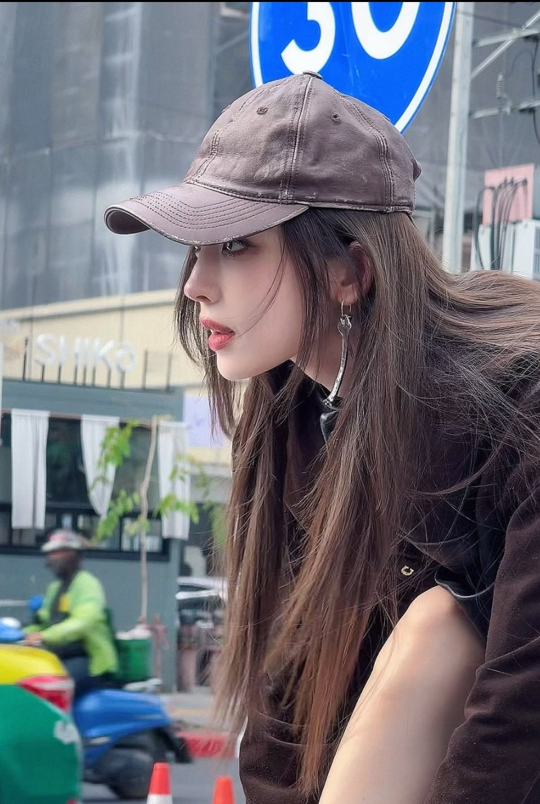 古力娜扎是新疆乌鲁木齐维吾尔族人，浓颜系美女，毕业于北京电影学院表演系，影视演员