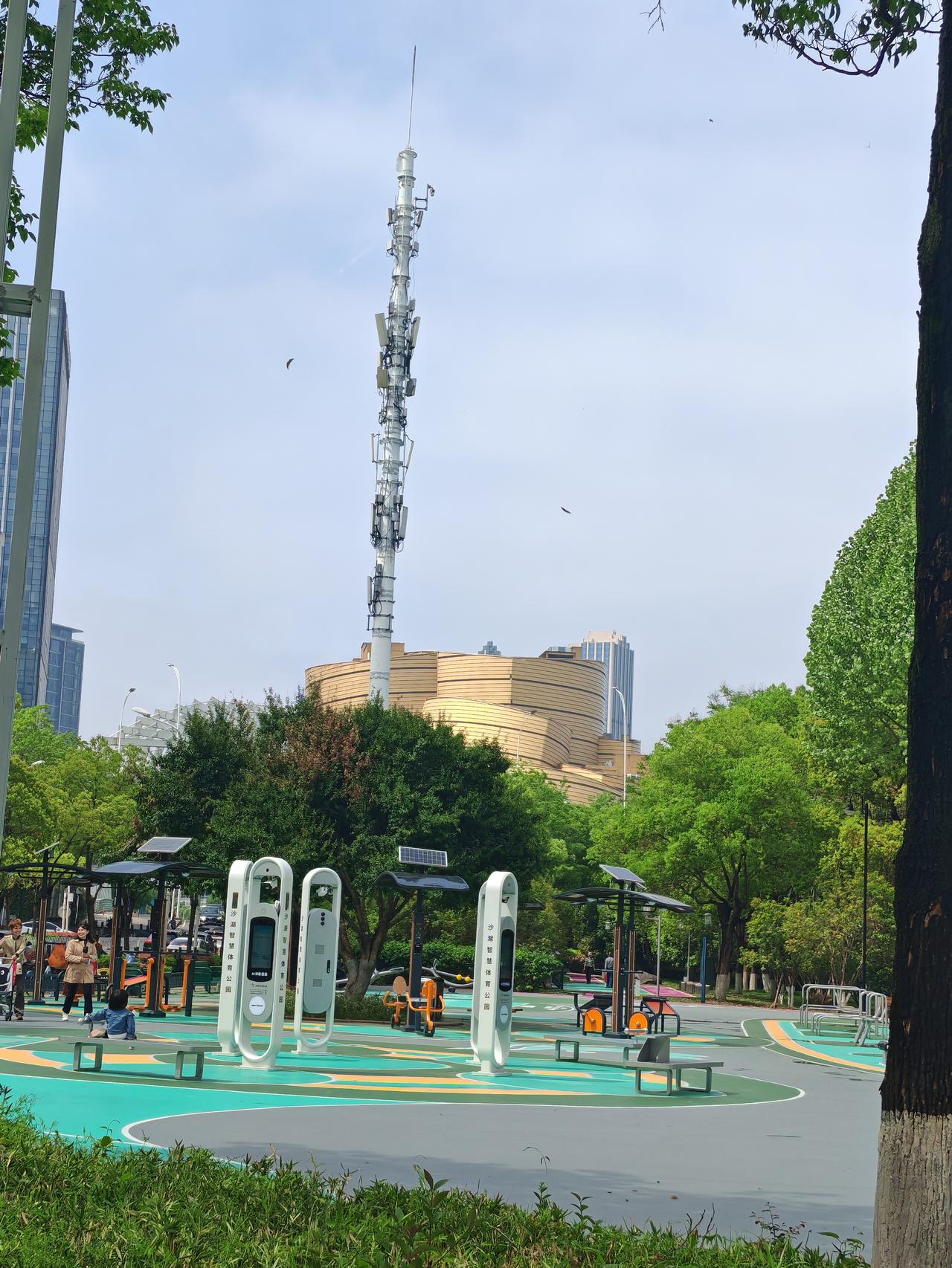 这里有118件崭新健身器材沿1公里运动带铺开。AI互动区超有趣，AI虚拟骑行、A