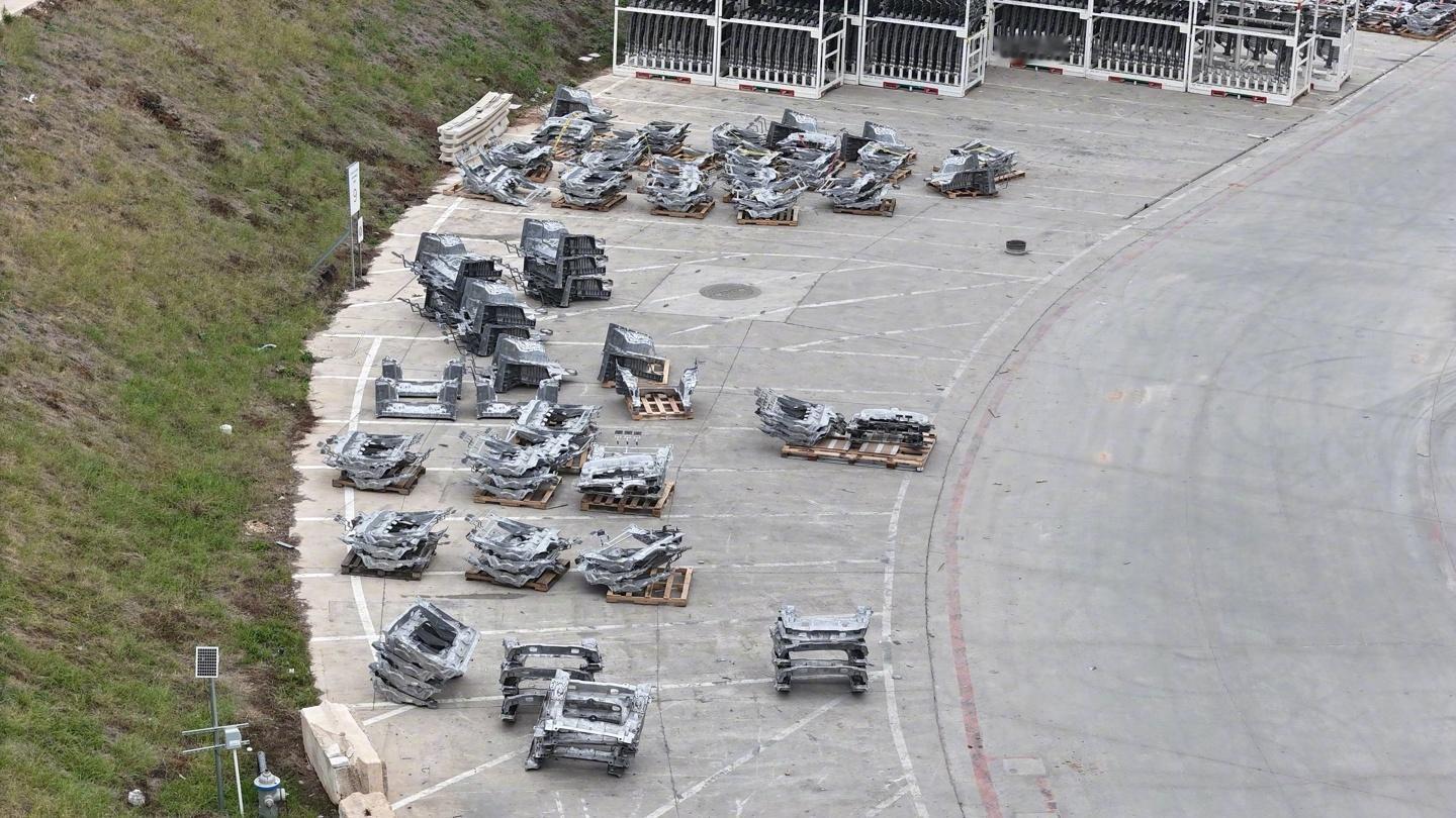 车若初见 特斯拉Cybercab新消息，现在开始碰撞测试了，16台原型车在碰撞测