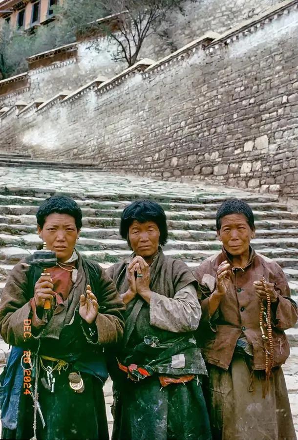 1979年
西藏布达拉宫脚下的三名女信众。