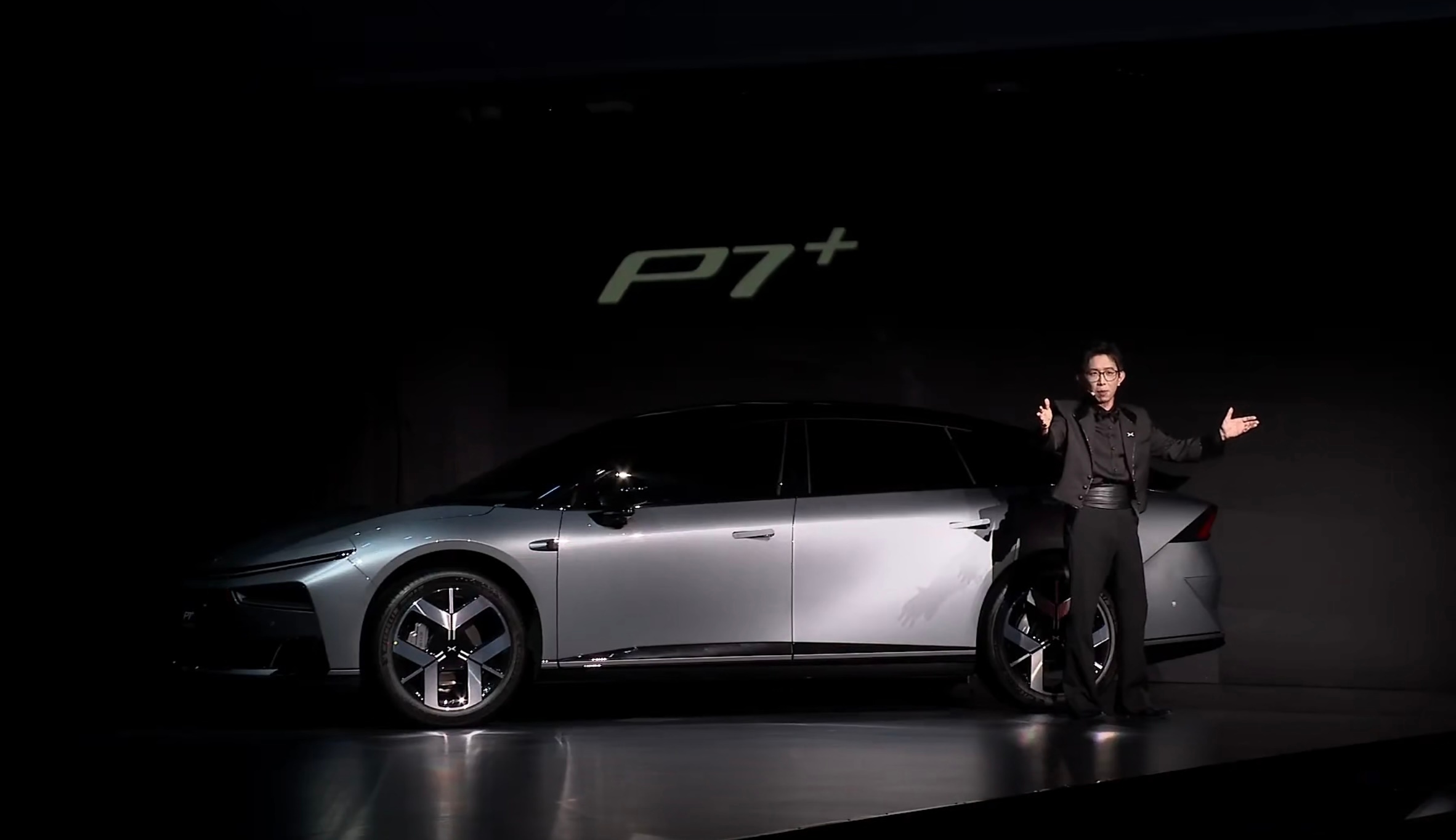 2026新款小鹏P7+的发布会请了一位魔术师开场魔术师从新款P7+的后备箱里变出