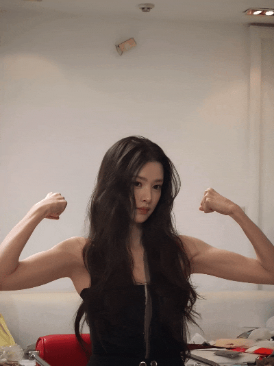 浪姐来了个老公妹张艺上老公身材甜妹脸 谁能拒绝又飒又甜的张艺上，高挑身形自带气场