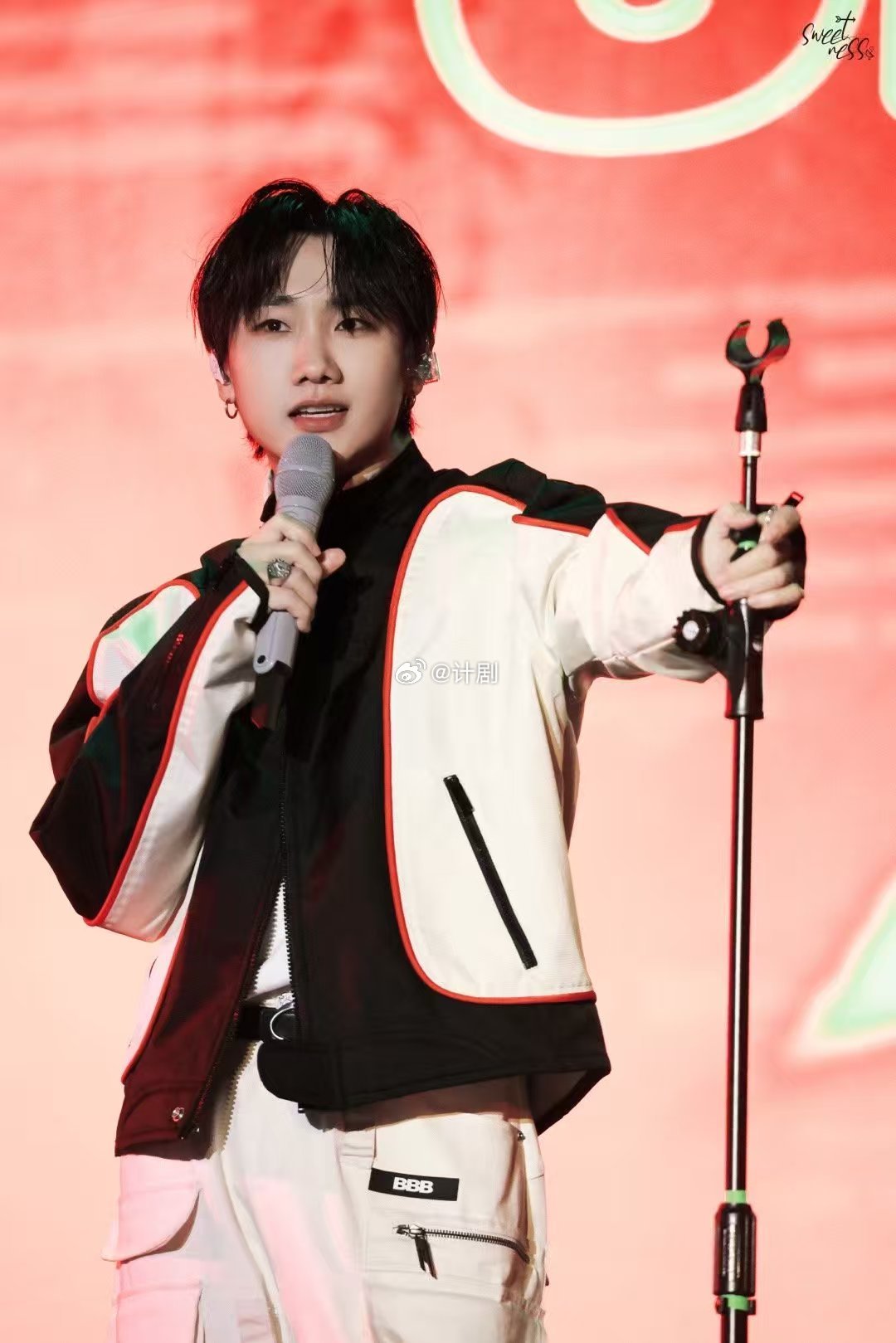 汪苏泷你怎么把人素龙顺走了谁能拒绝这么可爱的汪苏泷！顺走素龙的小举动又萌又搞笑，