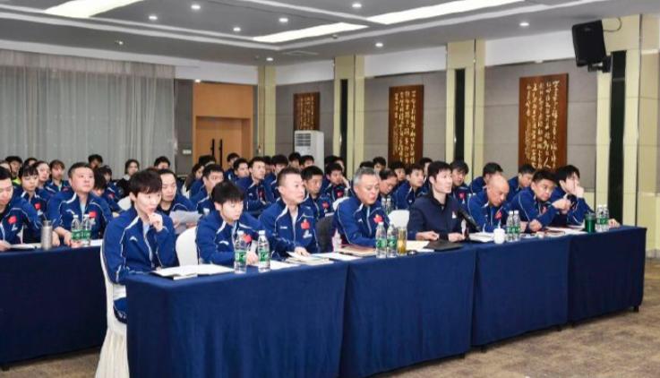 一张图，就把国乒相关人员的地位排出来了。
国乒领导和队员一起开会。
第一排中间（