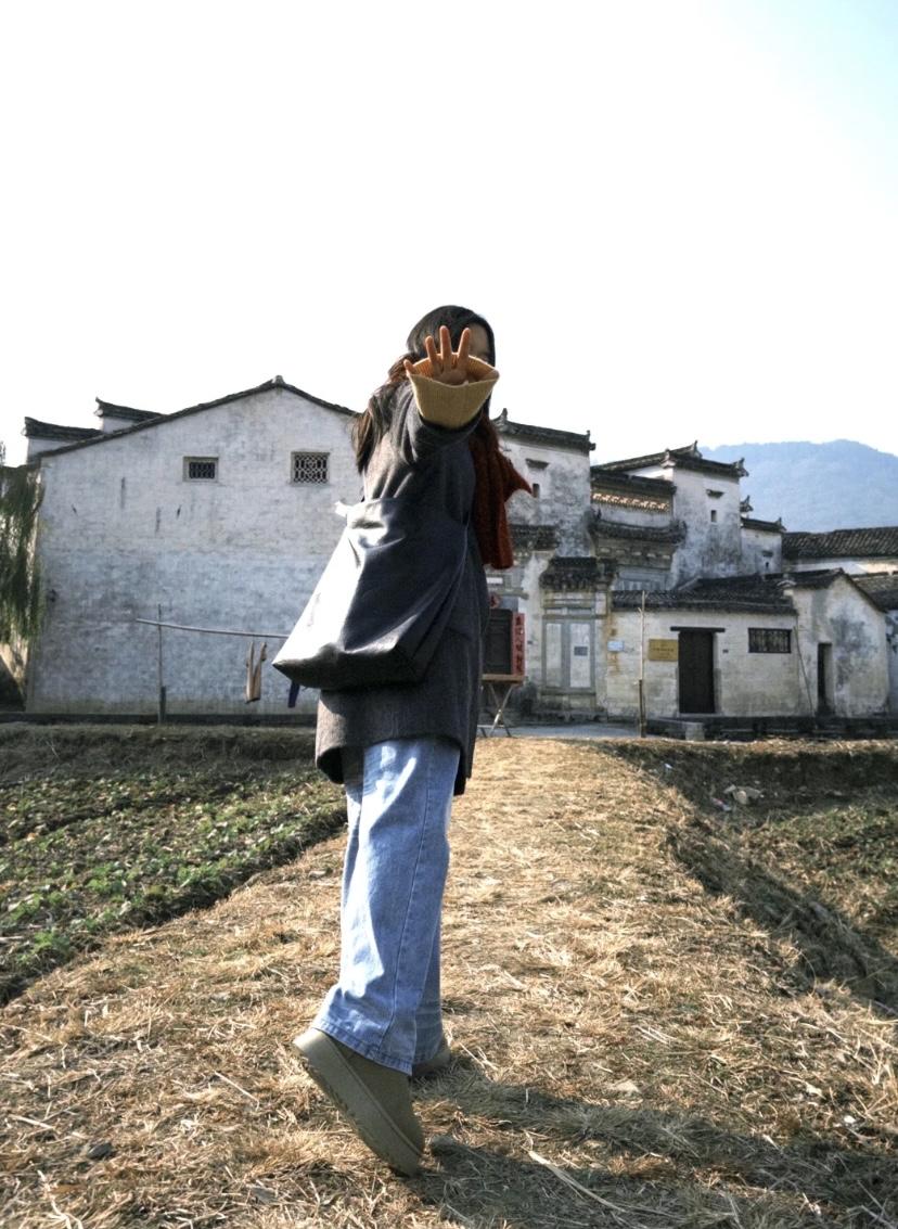 十五年前，刚上初中的我，第一次去皖南游玩，见到了和中原不一样的乡村，很震撼，皖南