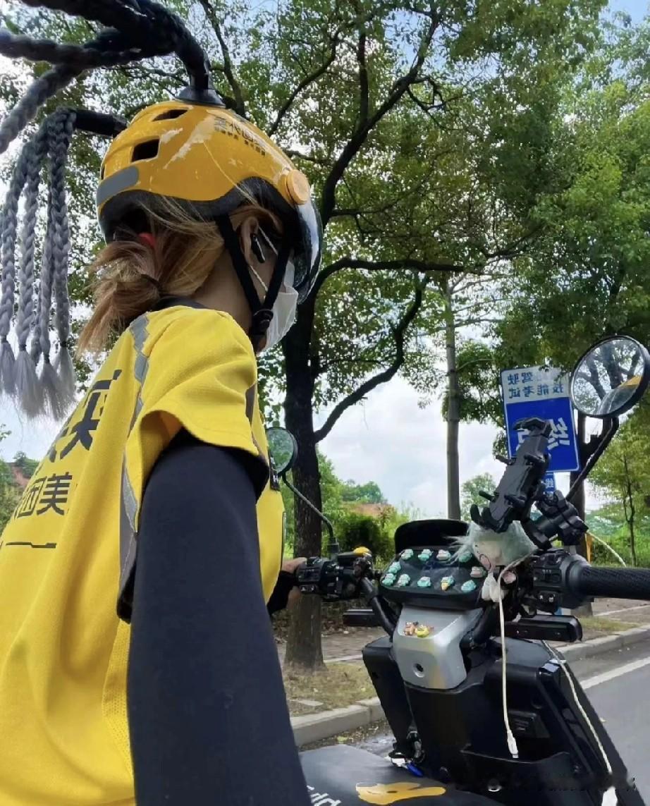 美女跑外卖真的赚钱吗!

越来越多美女骑电车跑外卖了，这是为什么，去做白领不好吗