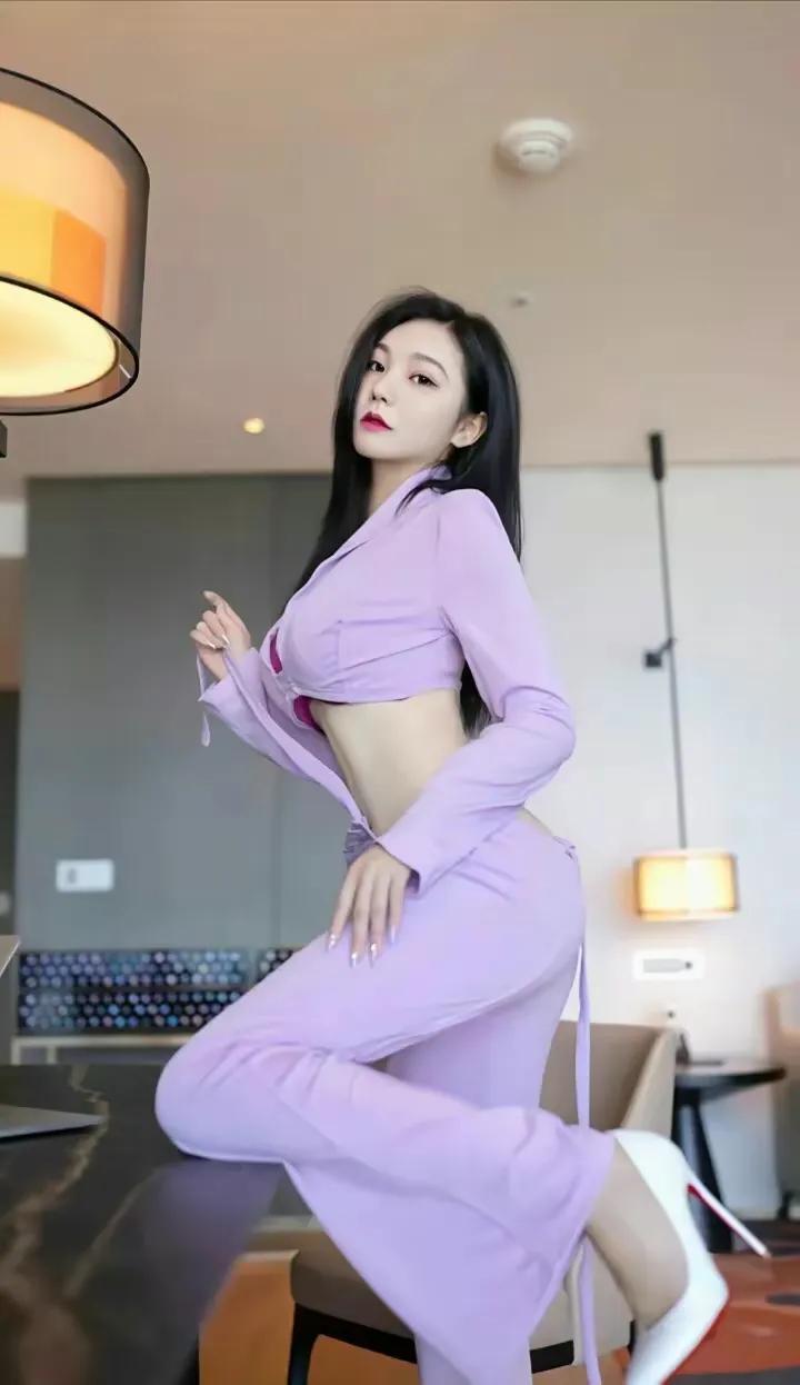 粉衣美女，紧身牛仔裤美女，紧身裤美女，美女赏析