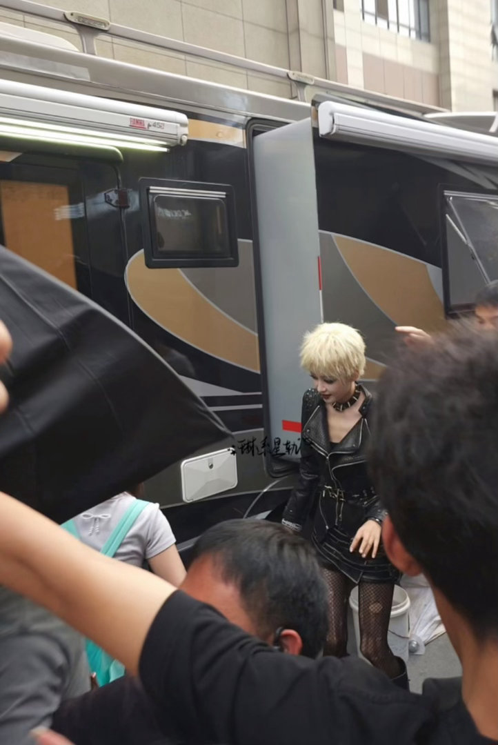 孙怡反差造型雷霆出击谁给孙怡做的雷霆造型咱就是说谁给我们孙怡姐整了一个这样子的造