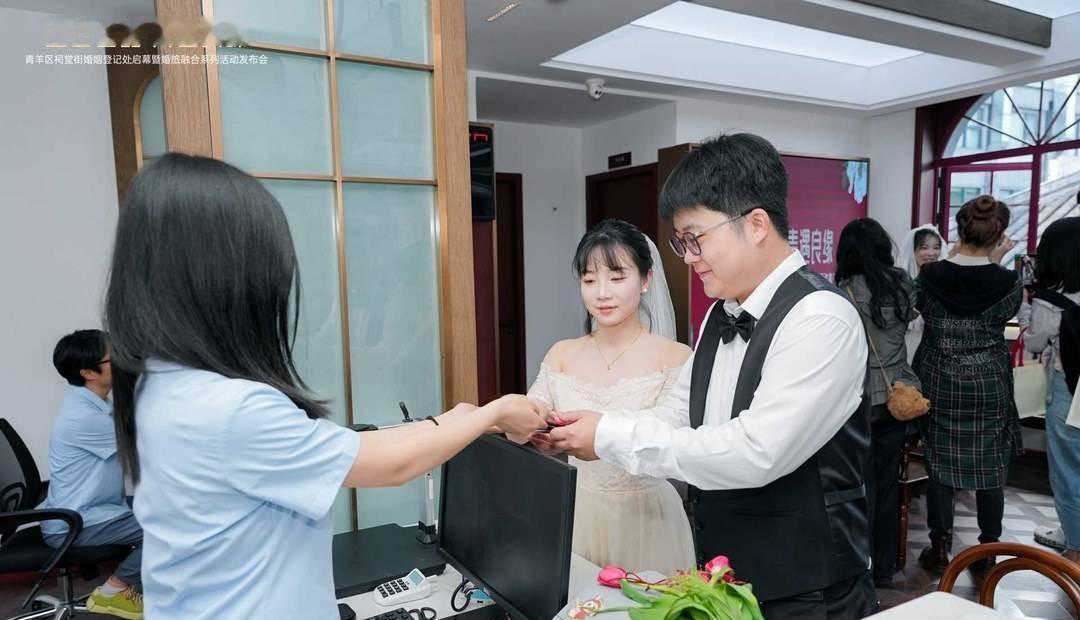 10分钟能办完的事，现在年轻人硬是拖成两天。不是效率低，是不想走。

4月19号