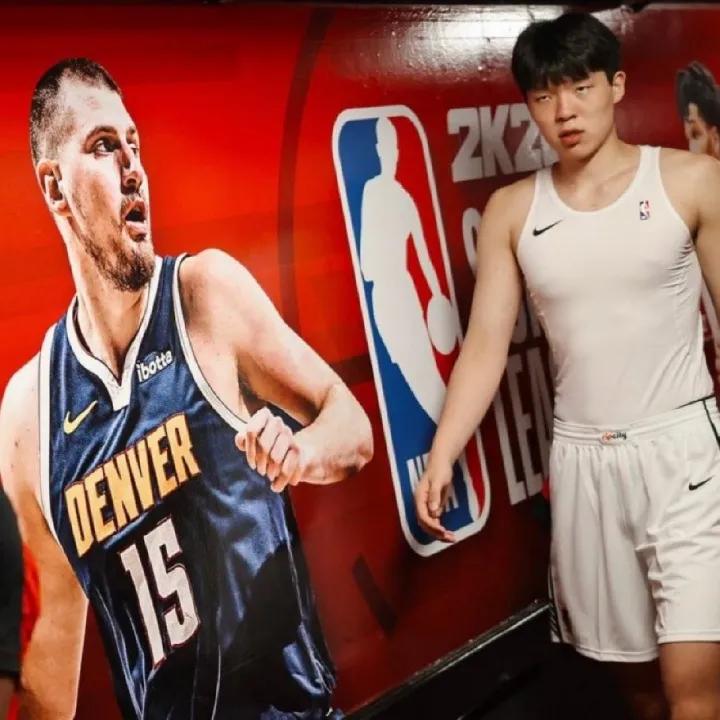 不带这样吹的？杨瀚森新赛季媒体排名比艾顿高5位
中国男篮小将杨瀚森夏天被NBA球