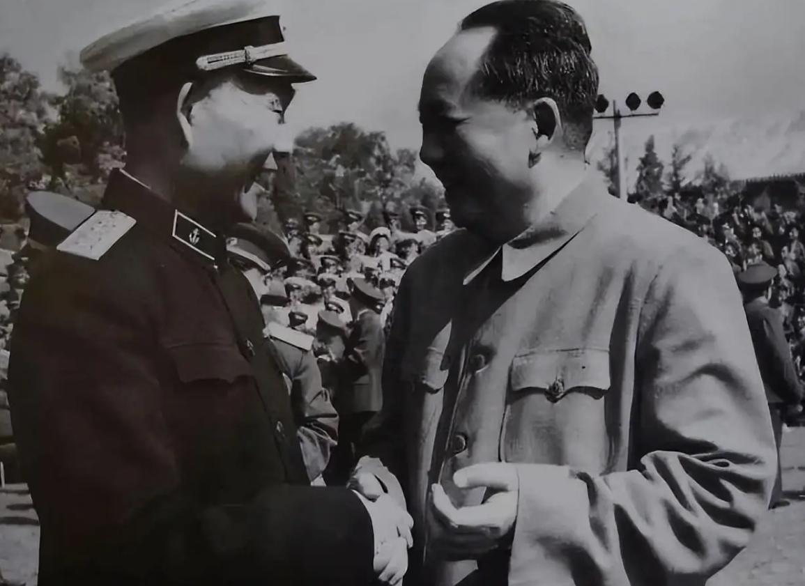 延安时期，毛泽东向萧劲光借走《战役问题》《战斗条令》两本军事书籍，这两本书萧劲光