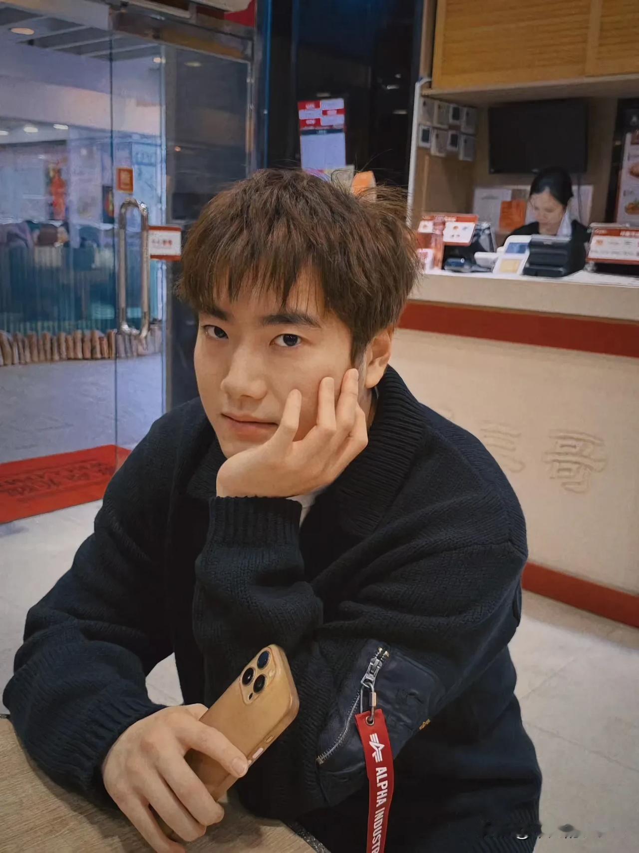 近日，梁靖崑更新动态，并配文“2025杀青大吉，今年剧本虽有起伏，希望明年所求皆