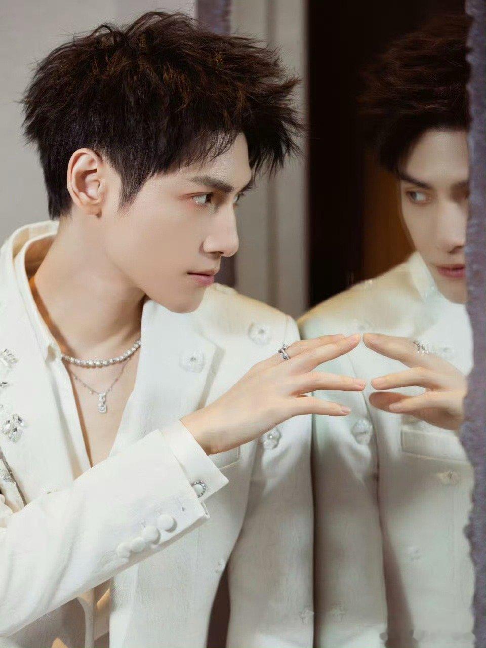 终于等到罗云熙的唐俪辞售后 罗云熙一袭白衣亮相，瞬间把人拉回水龙吟的世界。那些与