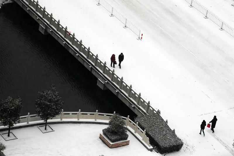 河南暴雪婚礼宾客雪中吃席这场雪中婚礼，是河南人骨子里的热情与坚韧。暴雪突至，宾客