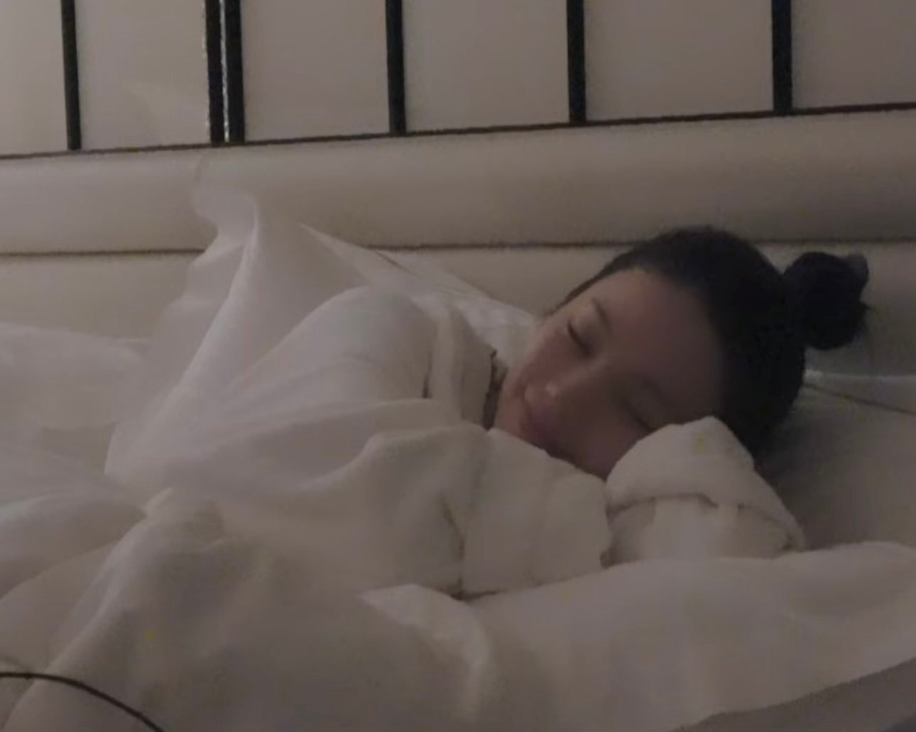 你们吵到狗儿睡觉觉惹 