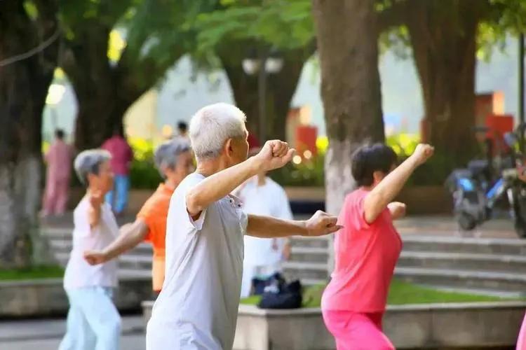 朋友，不知你发现沒有，如今“带糖”生存的老年人还真是不在少数。
公园里有七八十岁