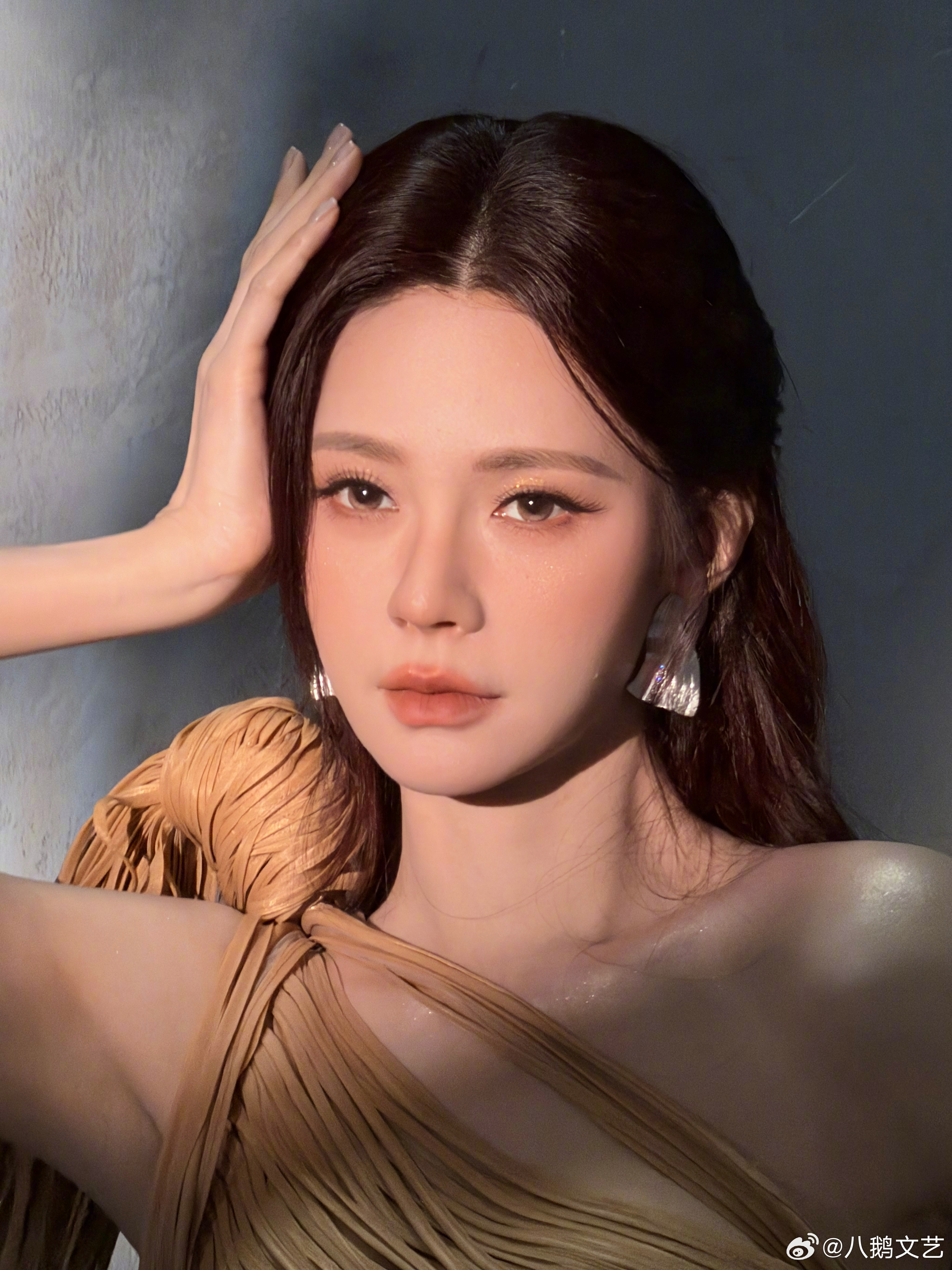 沈梦辰腰身比沈梦辰是把麻绳穿身上了吗沈梦辰这腰身比例也太绝了，披哥主持状态在线，