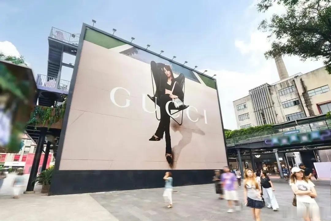 田曦薇🍩解锁Gucci第三个大地广也是她首块海外单人地广🥰✅新加坡滨海湾金沙